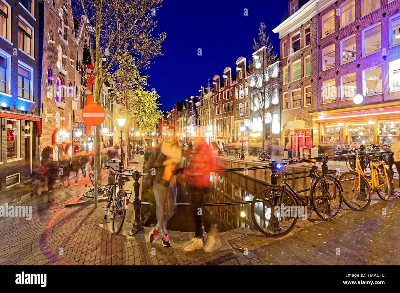 Paesi Bassi Olanda Settentrionale, Amsterdam, quartiere rosso, Oudezijds Achterburgwal canal Foto Stock