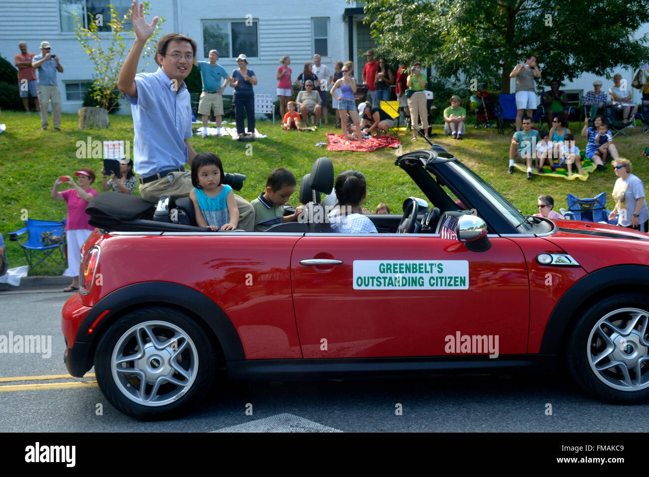 Il Greenbelt eccezionale ctizen corse nella giornata del lavoro con i suoi bambini in una sfilata in Greenbelt, Maryland Foto Stock