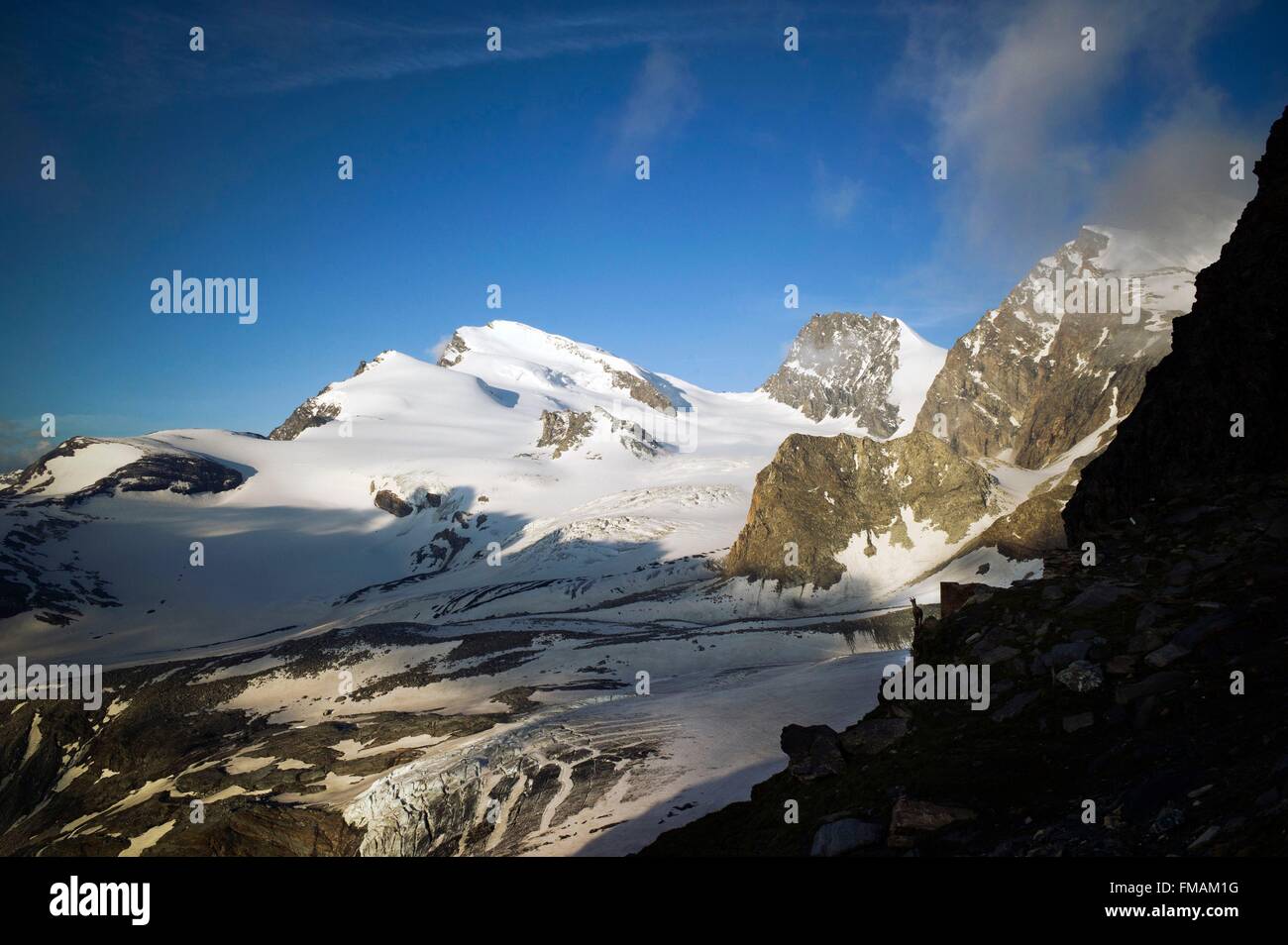 La Svizzera nel canton Vallese, Valle di Saas, Saas Fee, Brittania rifugio 3030 m, Strahlhorn 4190 m Foto Stock