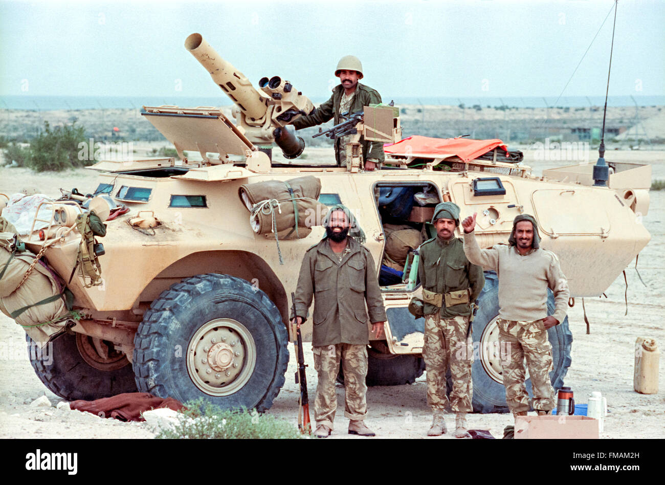 Saudi Arabian soldati di guardia vicino al confine con il Kuwait in seguito alla battaglia di Khafji Febbraio 2, 1991 in città Khafji, Arabia Saudita. La battaglia di Khafji fu il primo grande impegno di massa della guerra del Golfo. Foto Stock