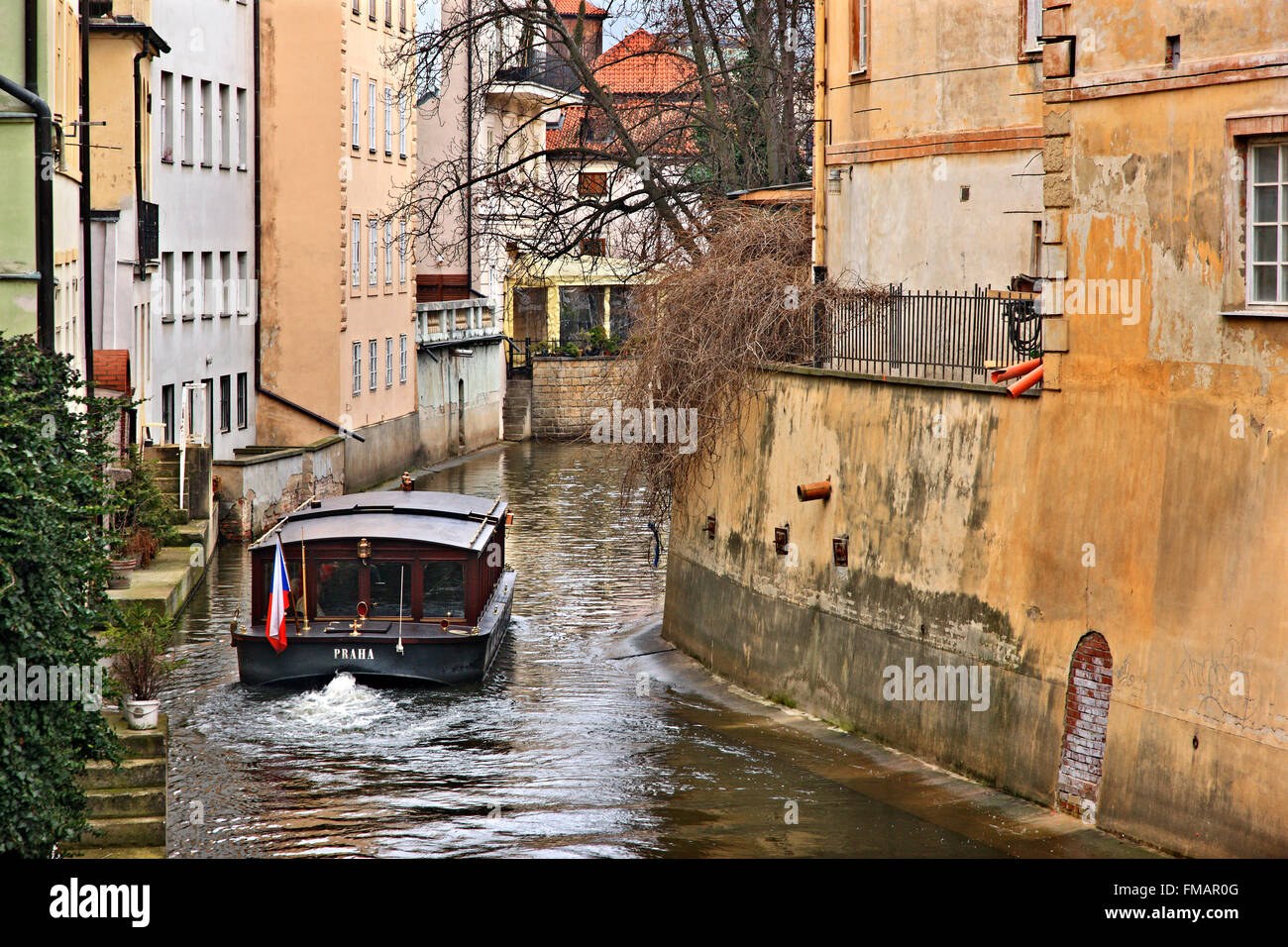 Barca passando il canale Certovka tra isolotto di Kampa e Mala Strana, molto vicino al Ponte di Carlo, Praga, Repubblica Ceca Foto Stock