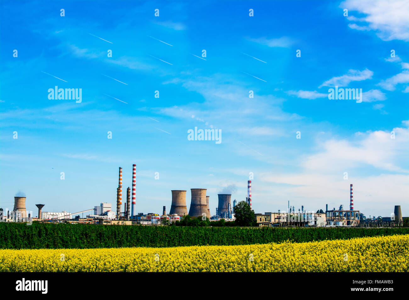 Raffineria di carburante con i forni sotto il cielo blu. Foto Stock