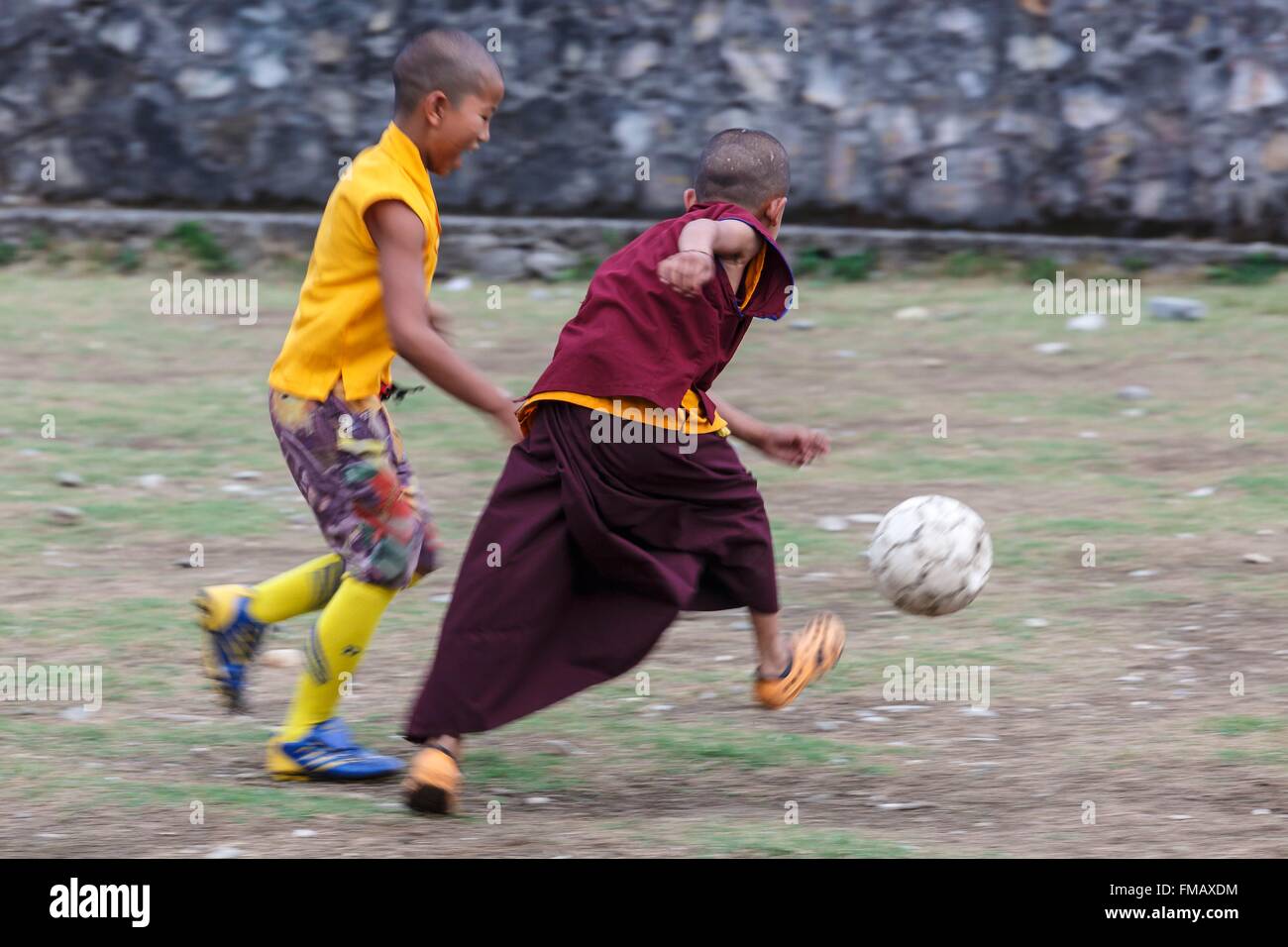 Il Nepal, Gandaki zona, Pokhara, monaco buddista i bambini a giocare a calcio Foto Stock
