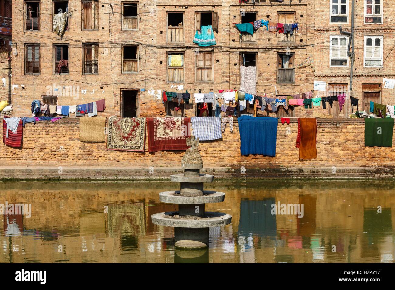 Il Nepal, zona di Bagmati, Bhaktapur, classificato come patrimonio mondiale dall UNESCO, stagno e case di mattoni Foto Stock