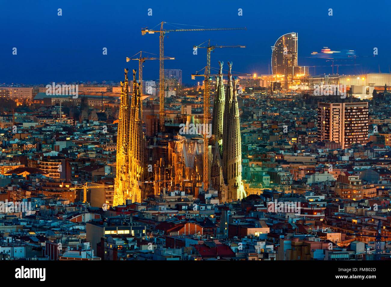 In Spagna, in Catalogna, Barcellona, vista panoramica e lo skyline della città con la Sagrada Familia elencati come patrimonio mondiale dall' UNESCO Foto Stock