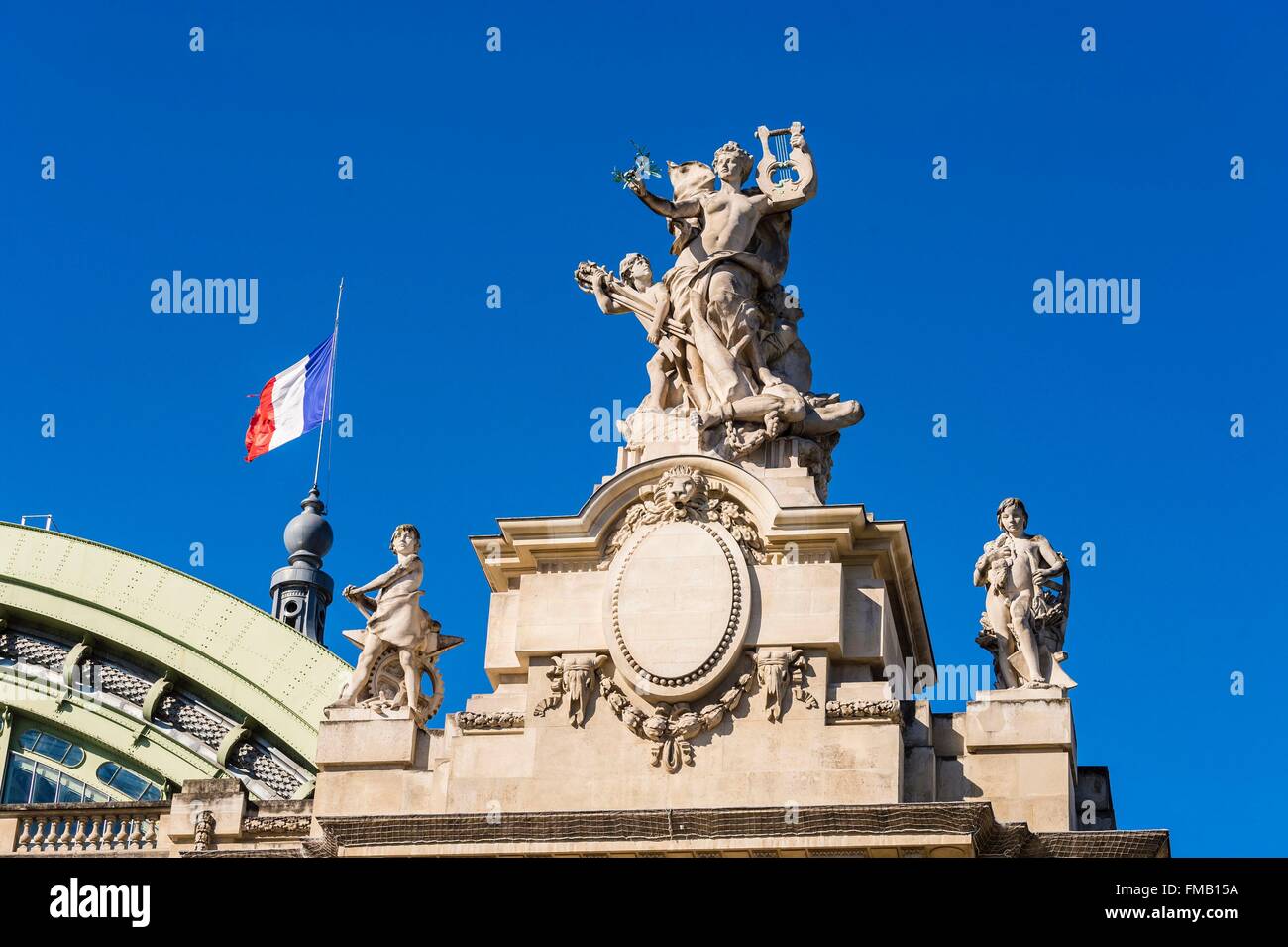 Francia, Parigi, zona elencata come patrimonio mondiale dall UNESCO, il Grand Palais, scultura raffigurante una allegoria della La Minerve Foto Stock