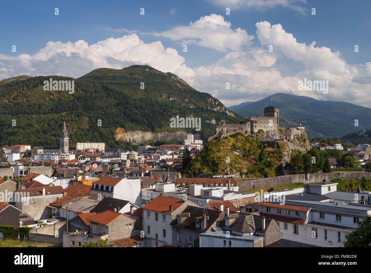 Francia, Hautes Pirenei, Lourdes, il castello e il Pic du Ger Foto Stock