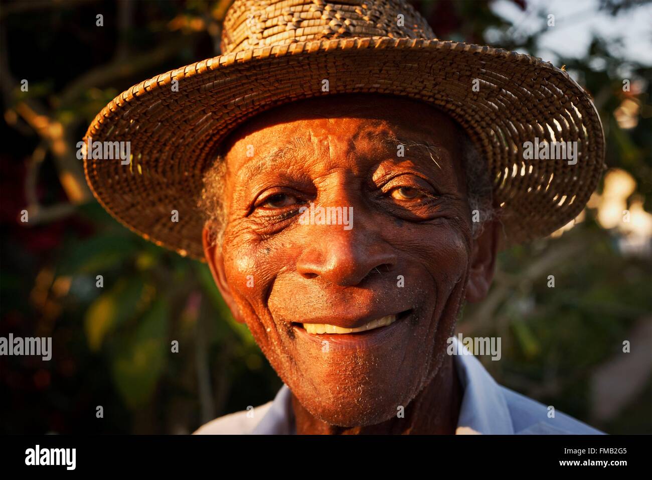 Cuba, Pinar del Rio, Vinales, Métis uomo vecchio cappello di paglia sorridente Foto Stock