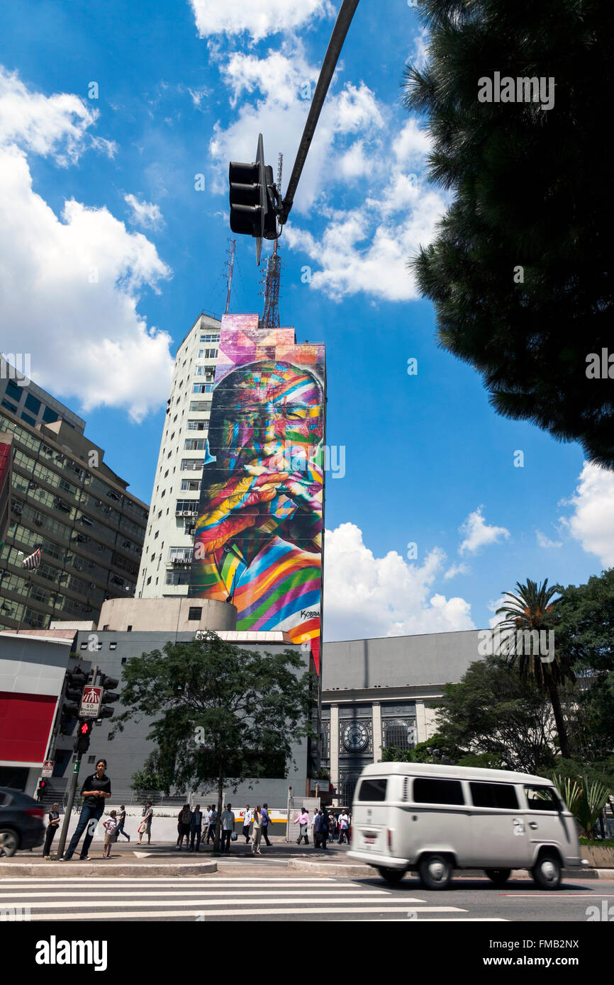 Paulista Avenue (Avenida Paulista) e il murale di architetto Oscar Niemeyer per artista Eduardo Kobra in Sao Paulo, Brasile Foto Stock