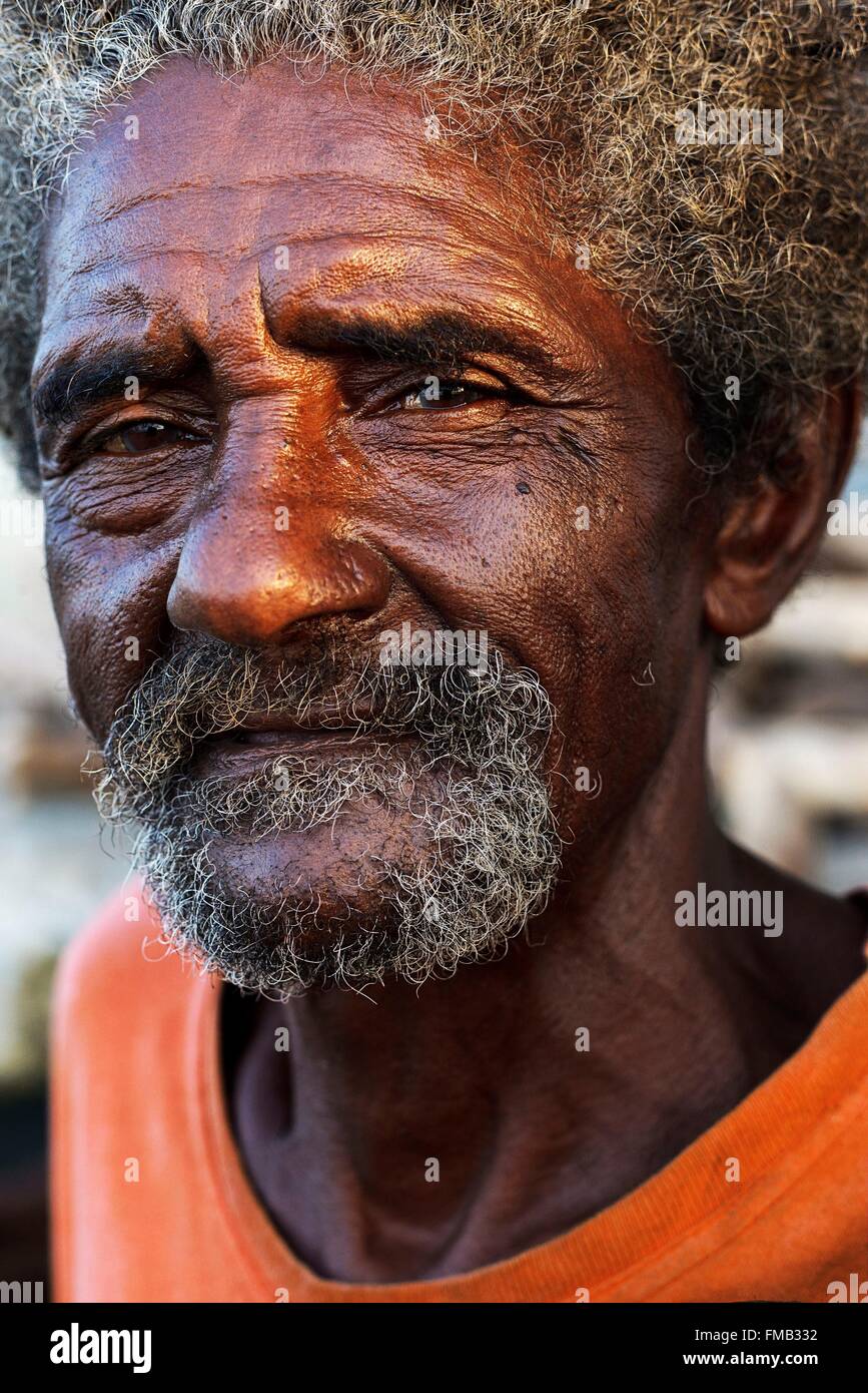 Cuba, Guantanamo Baracoa, barbuto uomo vecchio con la pelle scura e spartane Foto Stock