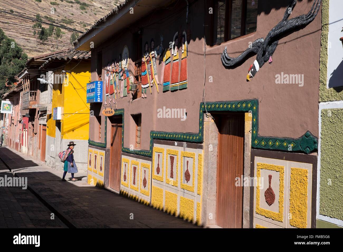 Perù Cusco Provincia, Inca Sacred Valley, Pisac, decorata facciata Foto Stock