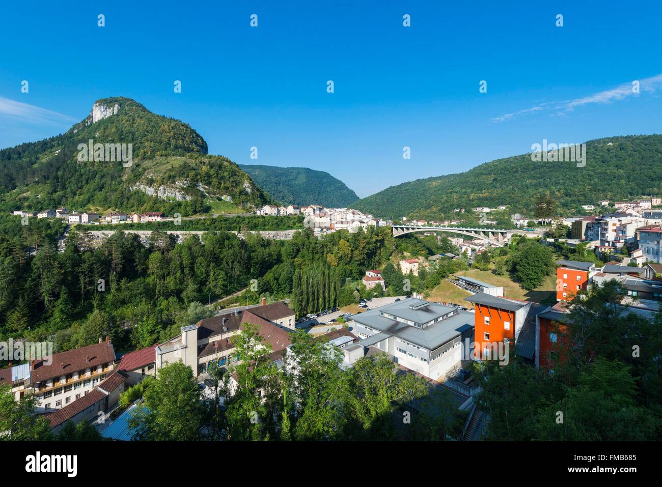 Francia, Giura, Saint Claude nel cuore del Haut Jura Parco Naturale Regionale, Louis Jaillon Ospedale e grand pont nella Foto Stock