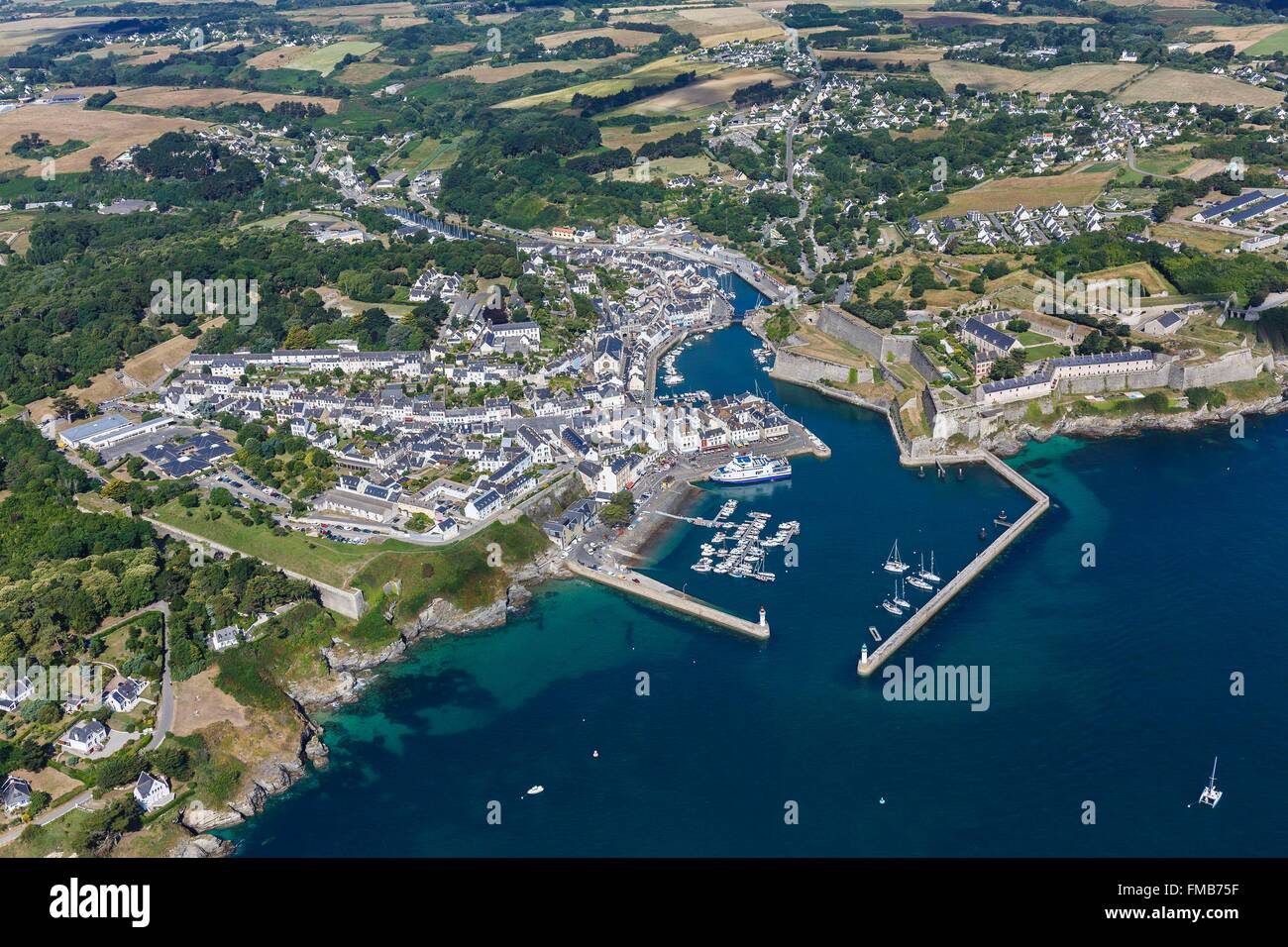 Francia, Morbihan, Belle Ile, Le Palais, la città, il porto e la Cittadella (vista aerea) Foto Stock