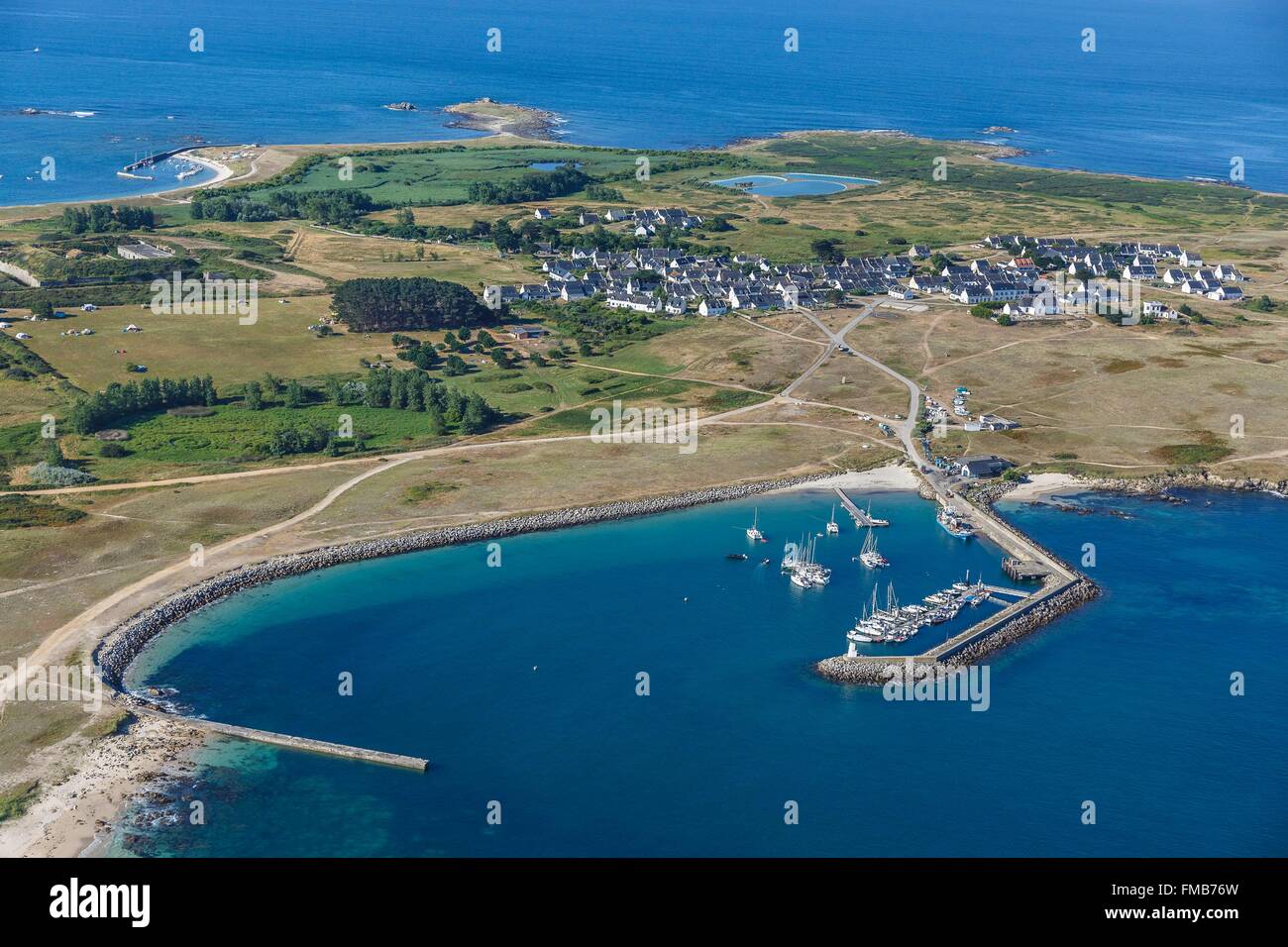 Francia, Morbihan, Hoedic, Beg en Tartaro greggio porto e il villaggio (vista aerea) Foto Stock