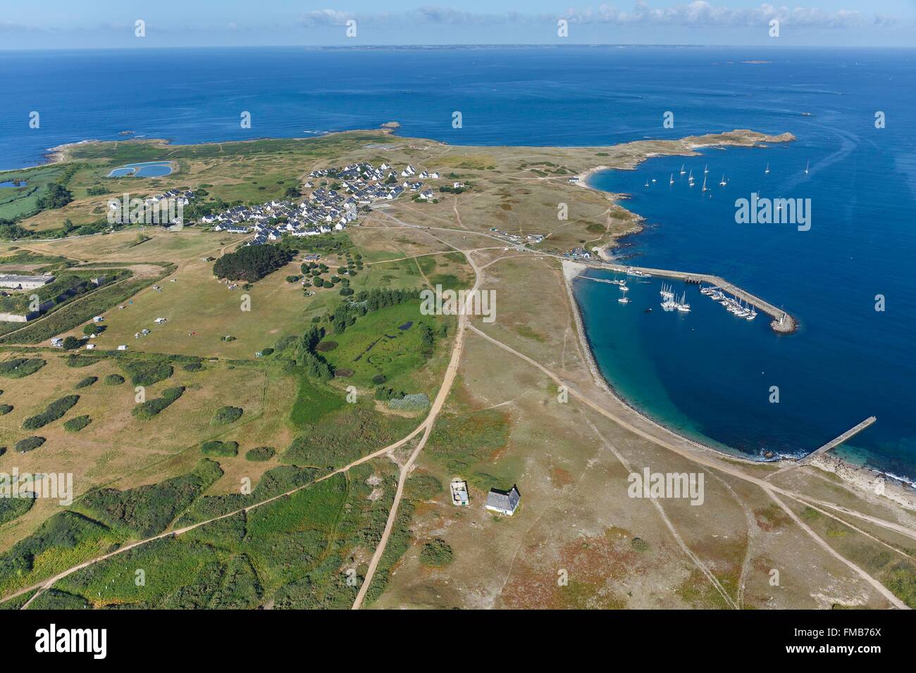 Francia, Morbihan, Hoedic, Beg en Tartaro greggio porto e il villaggio (vista aerea) Foto Stock