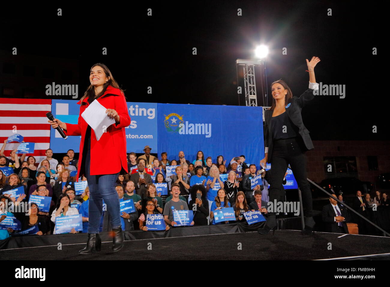 L'attrice Eva Longoria e attrice America Ferrera wave ai partecipanti durante una Hillary Clinton campaign rally presso la contea di Clark governo anfiteatro del centro di Las Vegas, Nevada Foto Stock