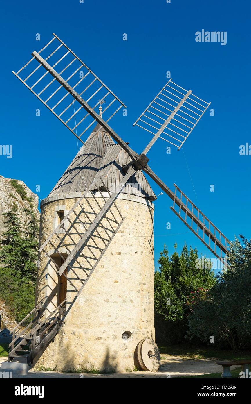 Francia, Drome, Pierrelatte, mulino a vento costruito intorno al 1839 Foto Stock