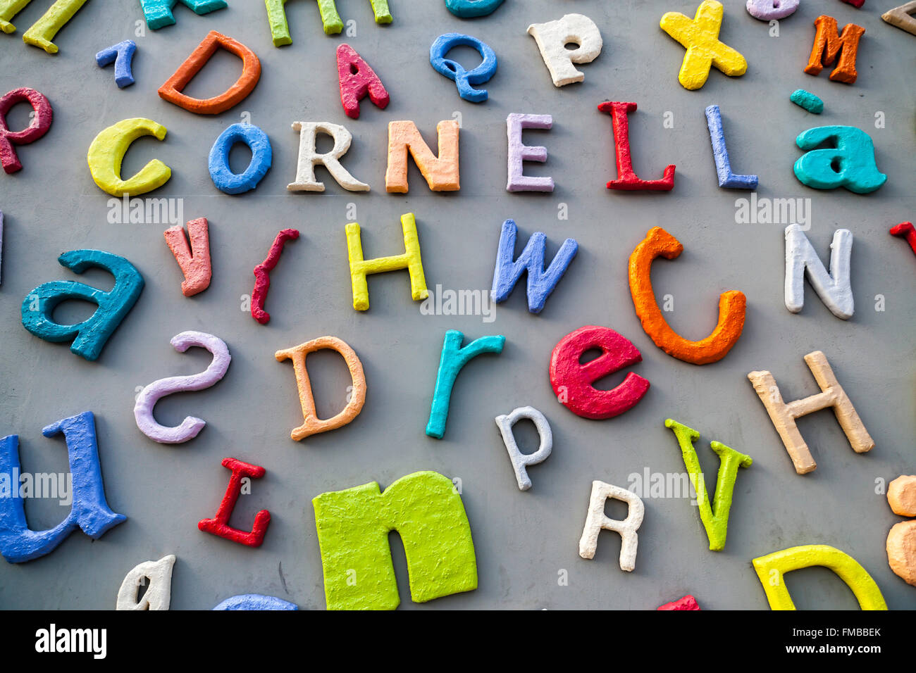 Lettere a parete esterno della biblioteca,Cornellà de Llobregat,Catalogna,Spagna. Foto Stock