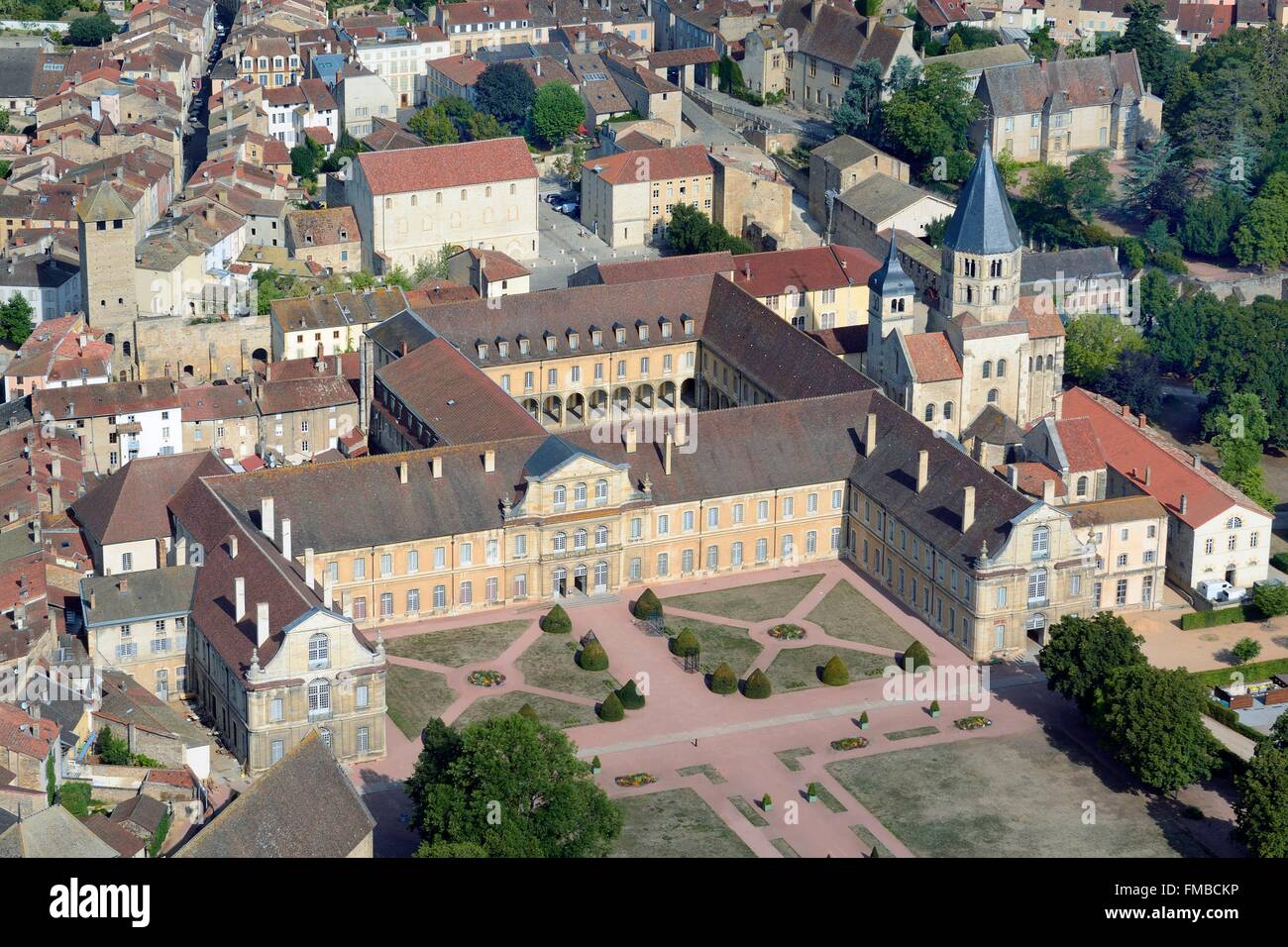Francia, Saône et Loire, Cluny, l'ex abbazia benedettina di alloggiamento del Arts Et Metiers scuola (vue aerienne) Foto Stock
