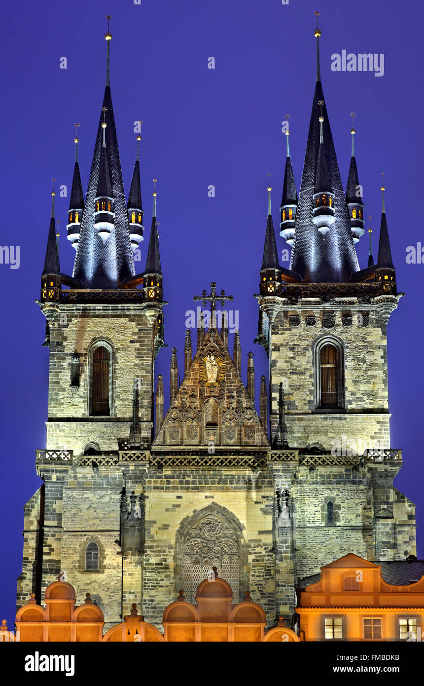 La Madonna davanti la chiesa di Santa Maria di Týn, Piazza della Città Vecchia, Staré Mesto ("Old Town'), Praga, Repubblica Ceca. Foto Stock