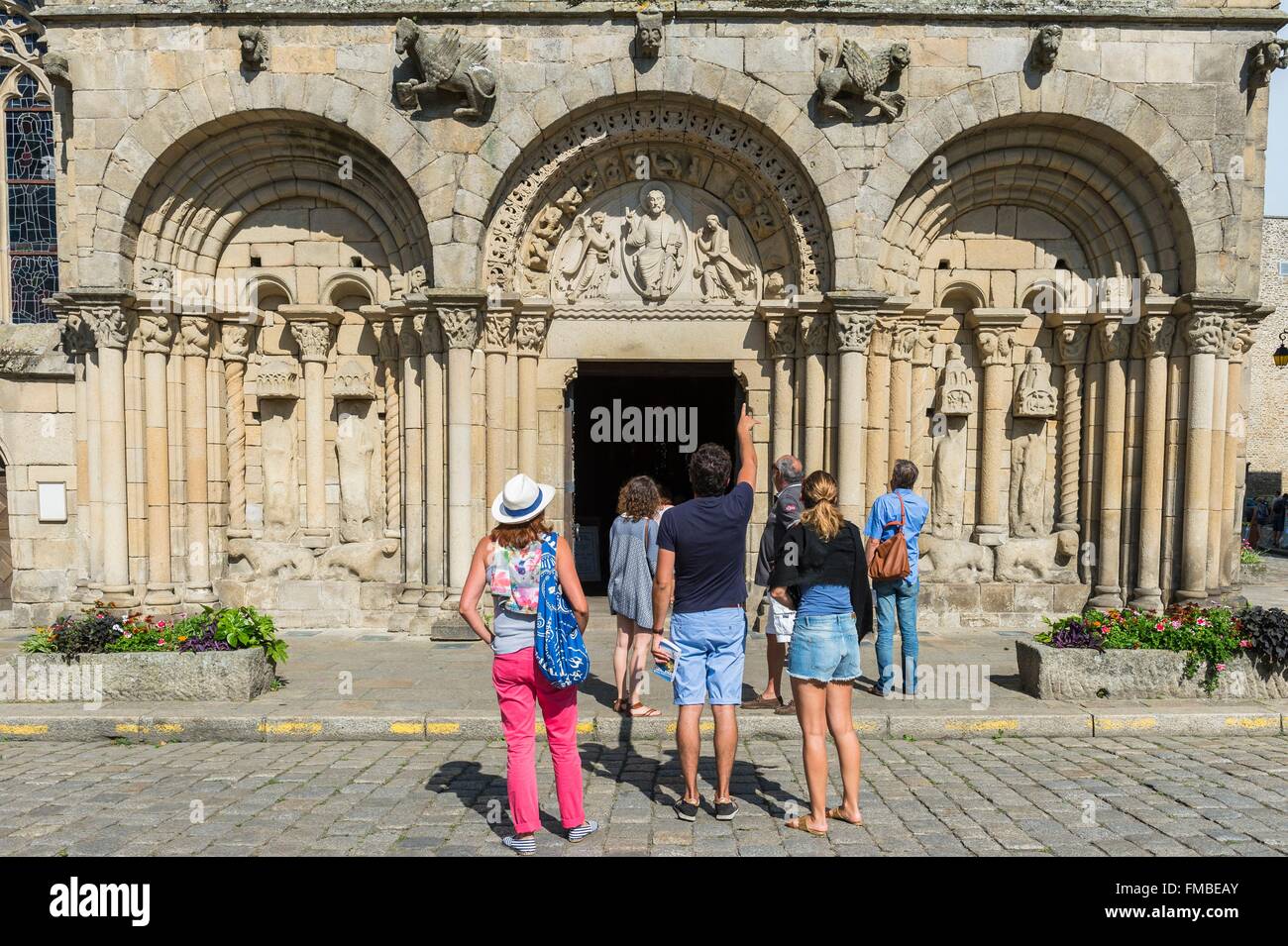 Francia, Cotes d'Armor, Dinan, la città vecchia, Saint Sauveur Basilica edificata a partire dal XII secolo Foto Stock