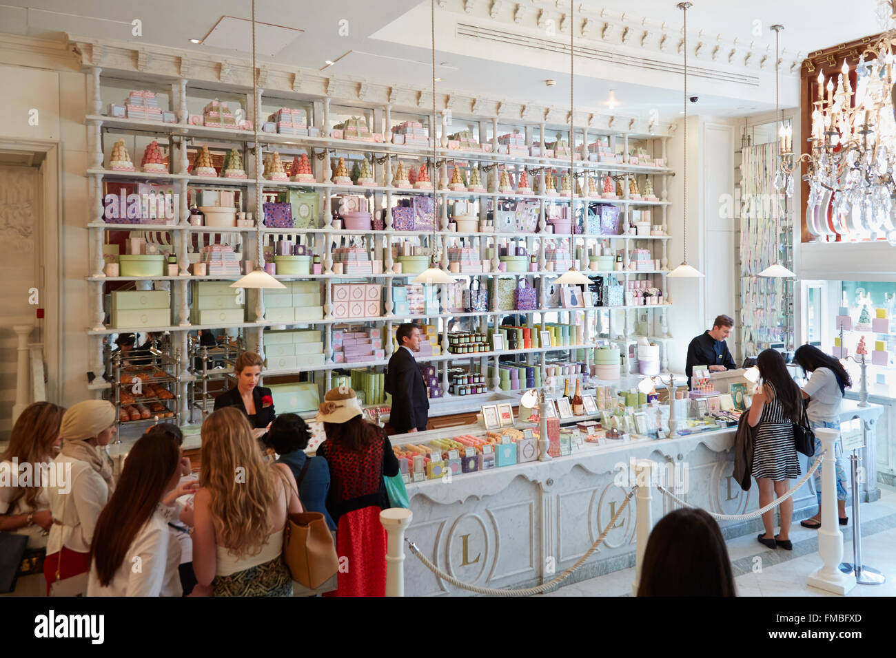 Laduree shop interno in magazzini Harrods a Londra Foto Stock