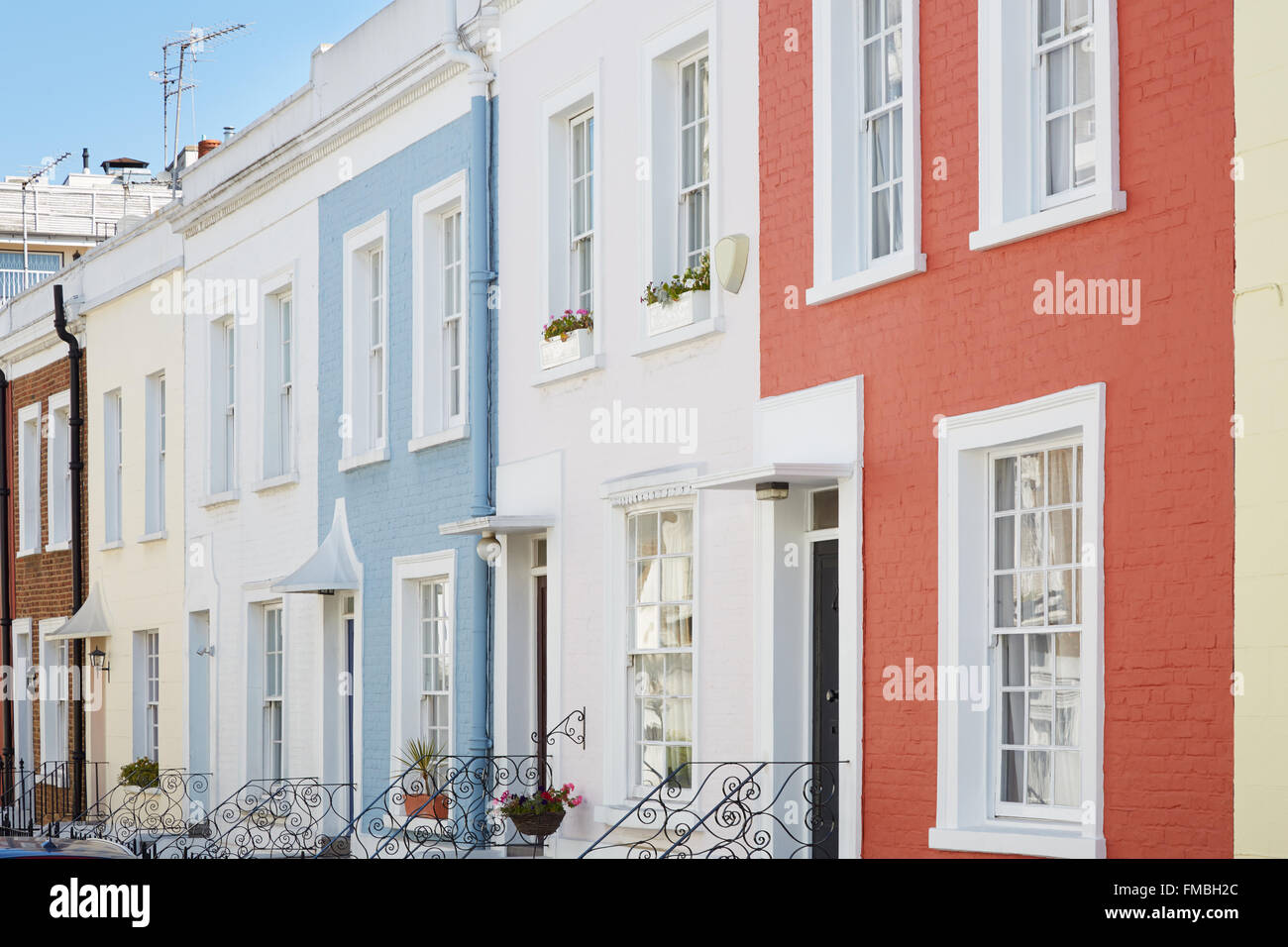 Colorate case inglesi di facciate in Londra Foto Stock