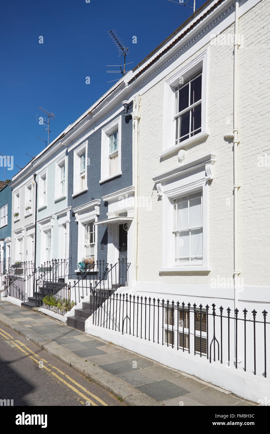 Colorate case inglese facciate, cielo blu a Londra Foto Stock