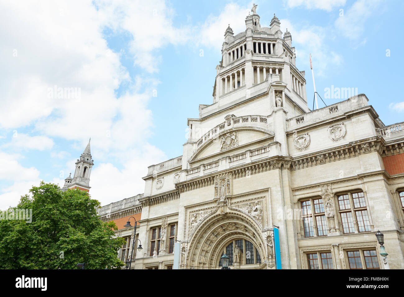 Victoria and Albert museum facciata in Londra, il blu e il cielo nuvoloso Foto Stock