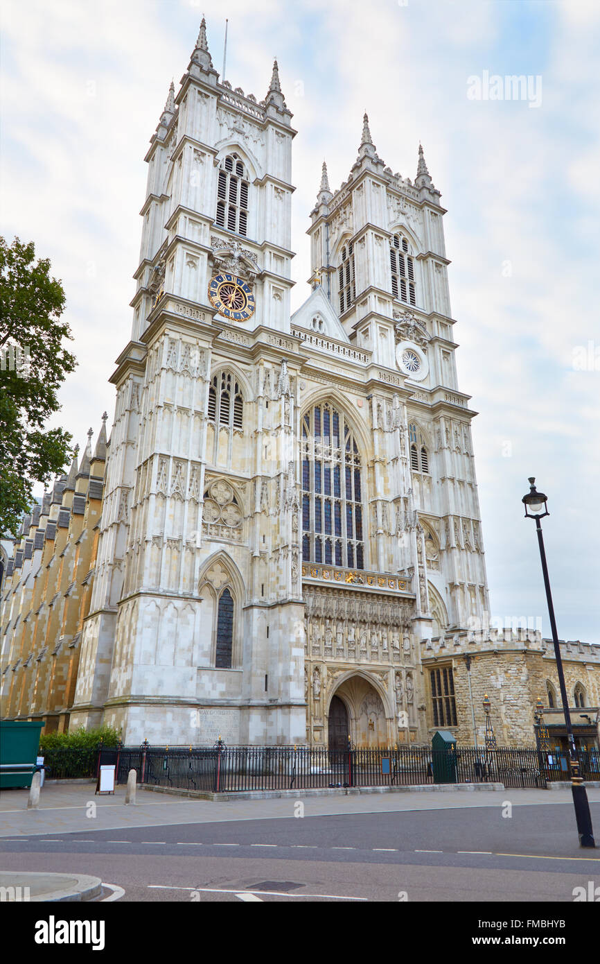 Abbazia di Westminster facciata della chiesa a Londra, il blu e il cielo nuvoloso Foto Stock