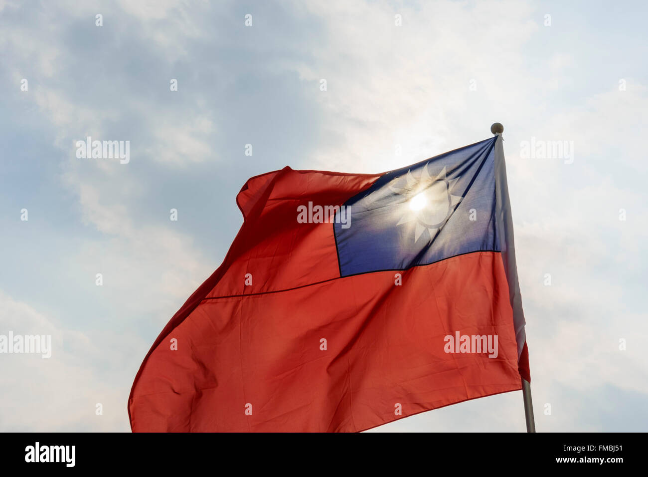 Bandiera di Taiwan oscillante con cielo blu Foto Stock