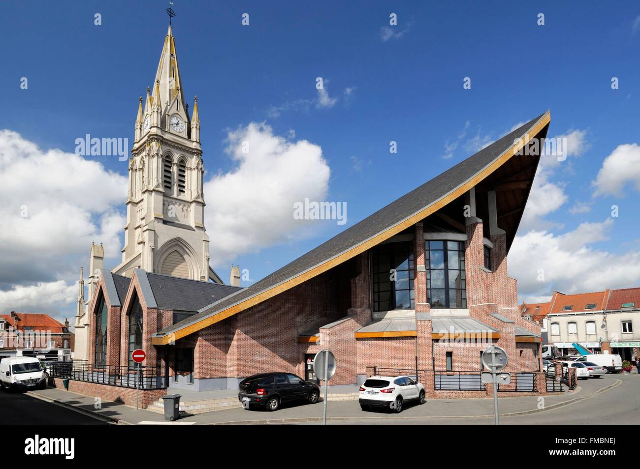 Francia, Nord, La Bassee, Saint Vaast la chiesa e il suo tetto spiovente Foto Stock