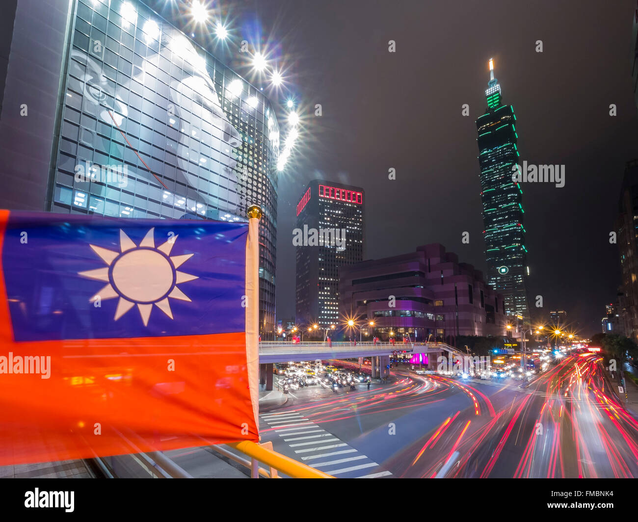 Taipei 101 auto e sentieri con bandiera di Taiwan shot sul ponte di notte Foto Stock