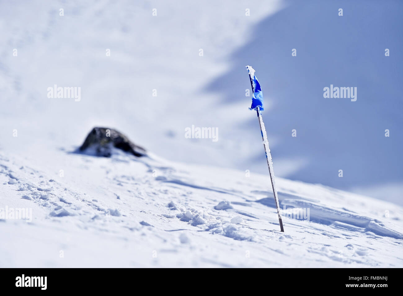 Bandiera Blu soffiata dal vento su una montagna in inverno Foto Stock