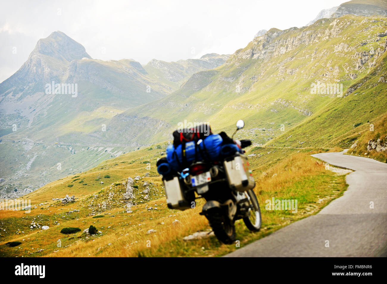 Avventura motociclo caricato con i bagagli in Sedlo mountain pass, parte del Parco Nazionale del Durmitor in Montenegro Foto Stock