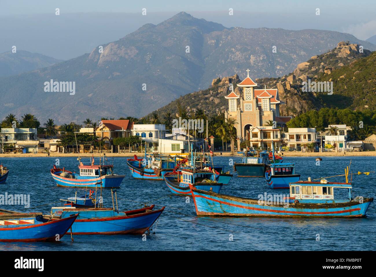 Il Vietnam, Ninh Thuan provincia, Phan Rang, il porto di pesca con la chiesa in background Foto Stock