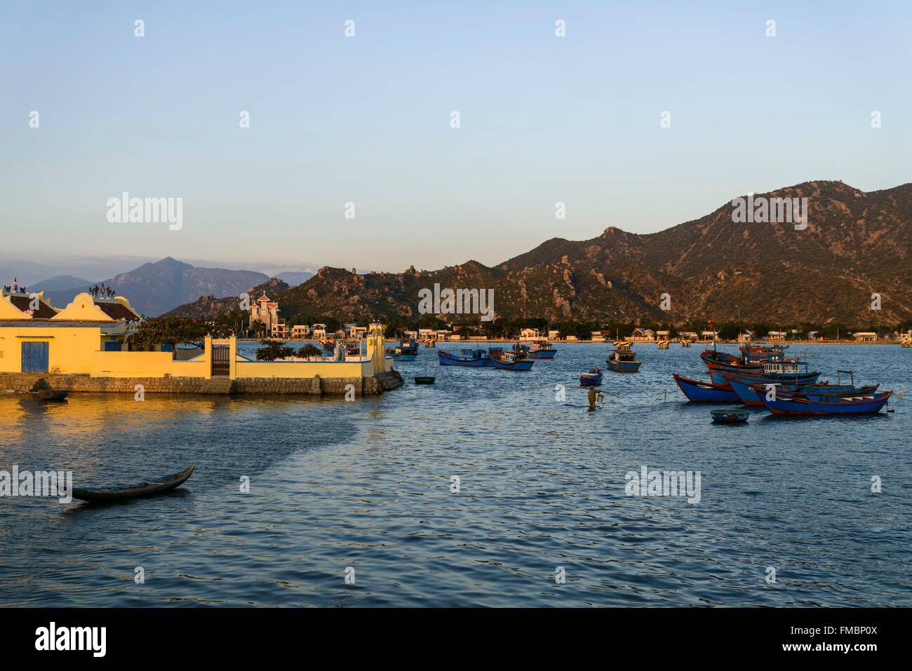 Il Vietnam, Ninh Thuan provincia, Phan Rang, il porto di pesca, con una piccola pagoda buddista in primo piano Foto Stock