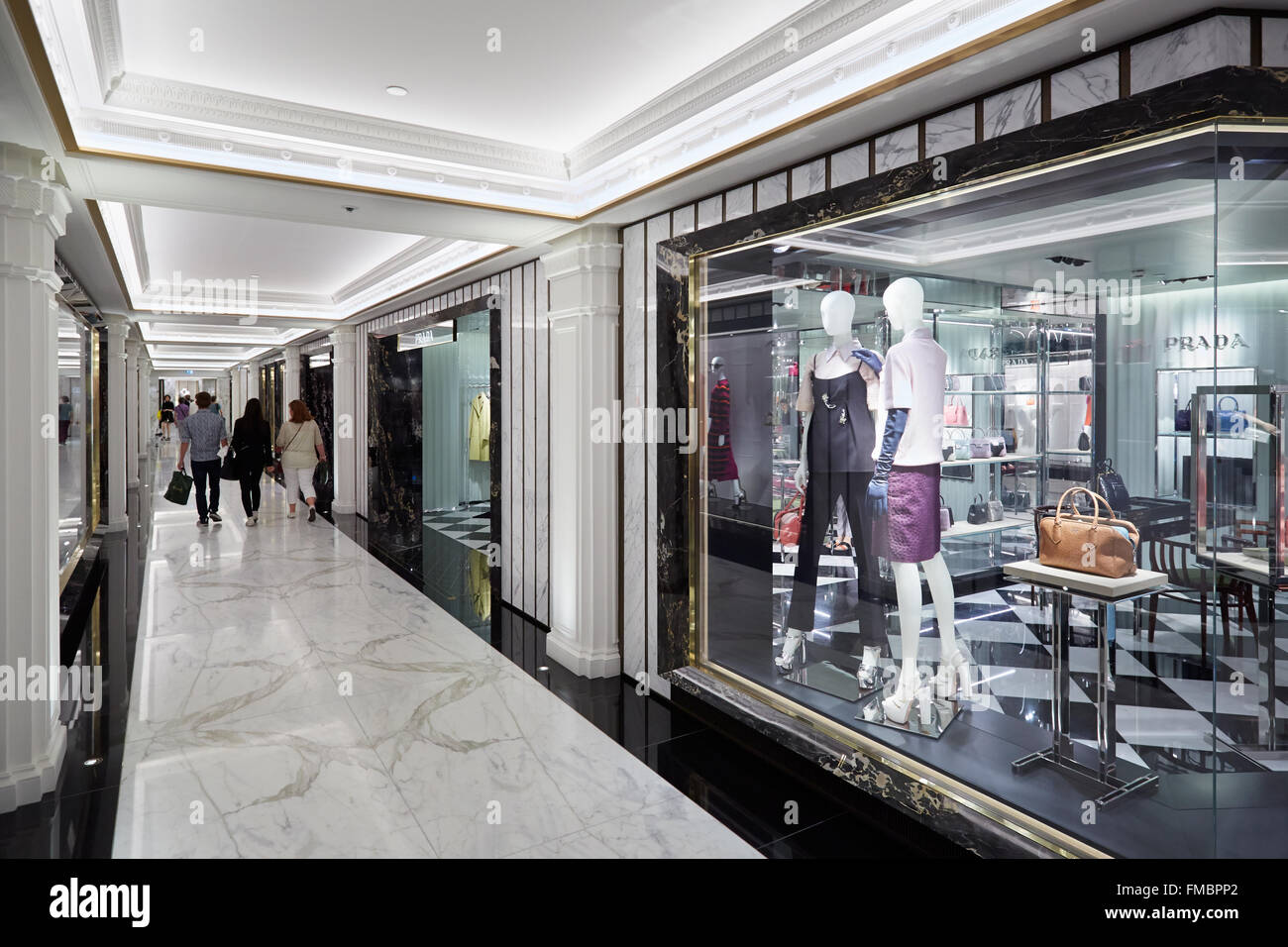 I grandi magazzini Harrods, interni lussuosi negozi alla moda di Londra Foto Stock