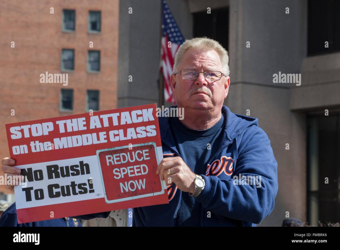 Detroit, Michigan, Stati Uniti d'America. Undicesimo Mar, 2016. Ritirato Teamsters picket l'Edificio Federale per protestare contro i tagli proposti alle loro pensioni. I Teamsters Stati centrale Fondo Pensione dice che i tagli di 50% a 60% sono necessari per mantenere il fondo del solvente. Il Congresso ha approvato la Multiemployer Pension Reform Act del 2014, che consente multiemployer piani per ridurre i benefici per i pensionati. Credito: Jim West/Alamy Live News Foto Stock