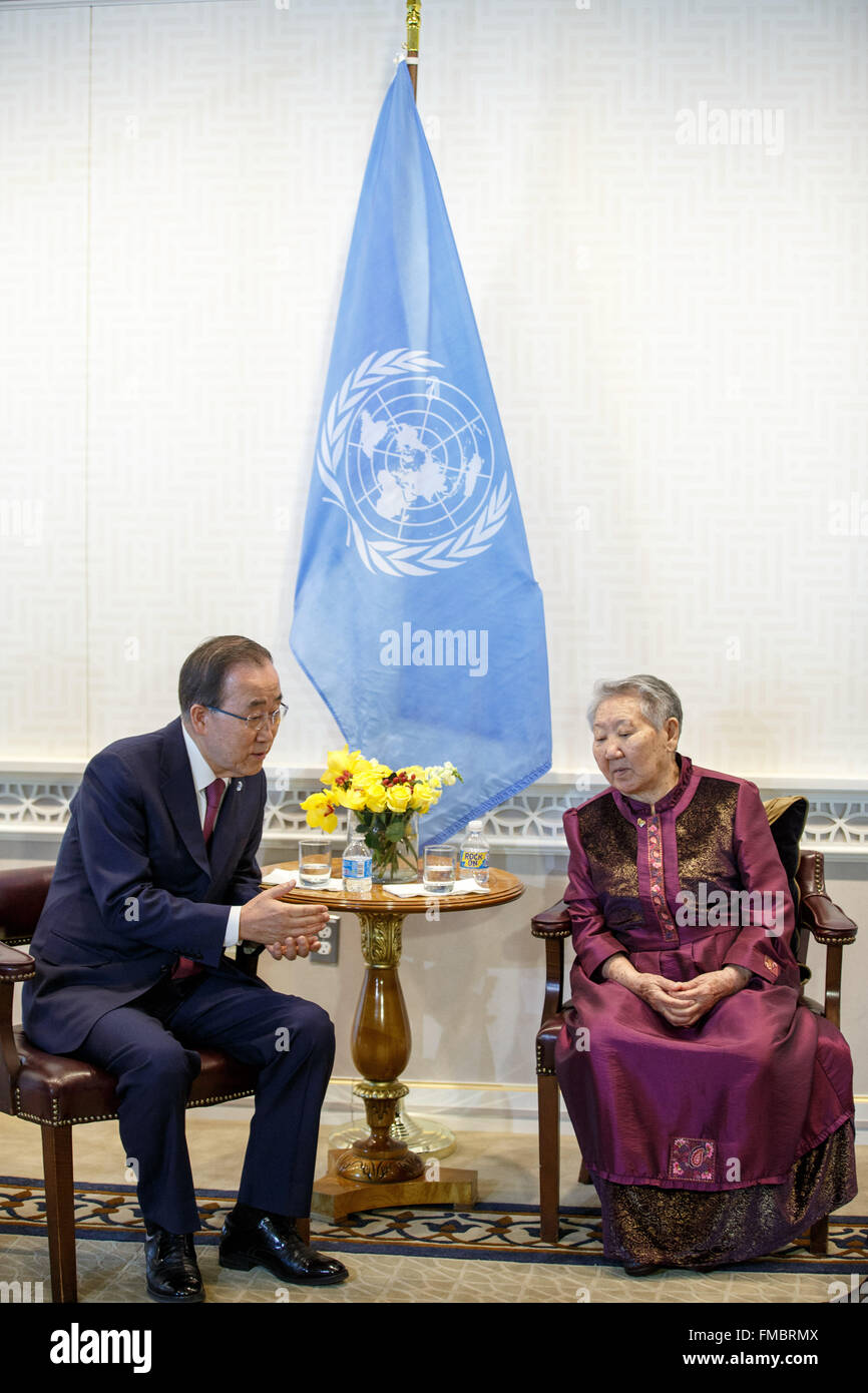 Organizzazione delle Nazioni Unite, la sede delle Nazioni Unite a New York. Undicesimo Mar, 2016. Segretario Generale delle Nazioni Unite Ban Ki-moon (L) soddisfa con Gil ha vinto-ok, una delle vittime che sono state elaborate dal Giappone come cosiddetto "ragazze di piacere" durante la Seconda Guerra Mondiale, presso la sede delle Nazioni Unite a New York, 11 marzo 2016. © Li Muzi/Xinhua/Alamy Live News Foto Stock