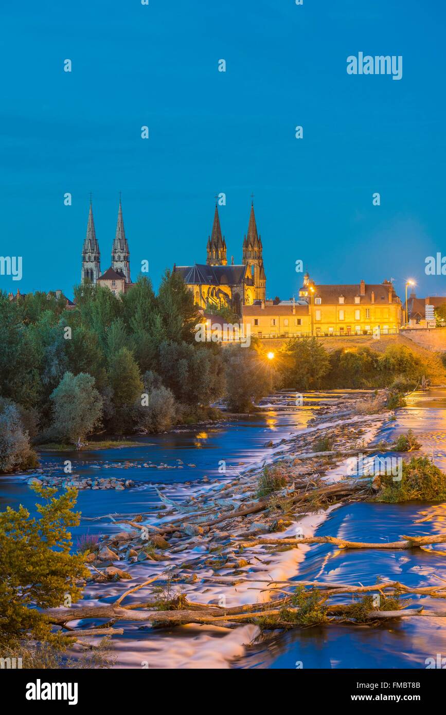 Francia, Allier, Moulins, vista dalla riva sinistra del fiume Allier, chiesa del Sacro Cuore di Gesù e la cattedrale di Notre Dame in background Foto Stock