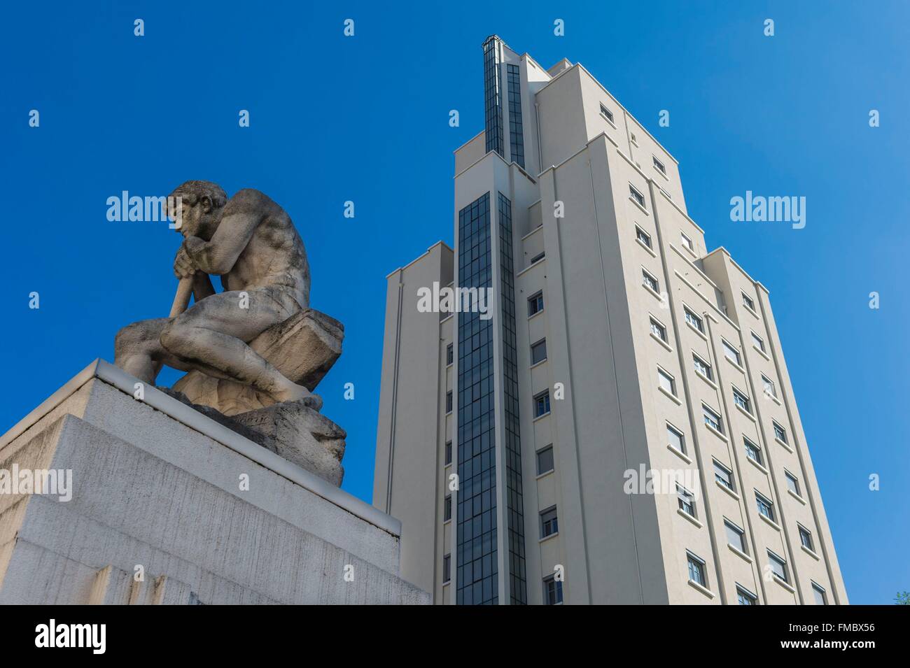 Francia, Rhone, Villeurbanne, complesso architettonico del grattacielo costruito dal 1927 al 1934, l'agricoltore e la tregua (1932) di Jules Foto Stock