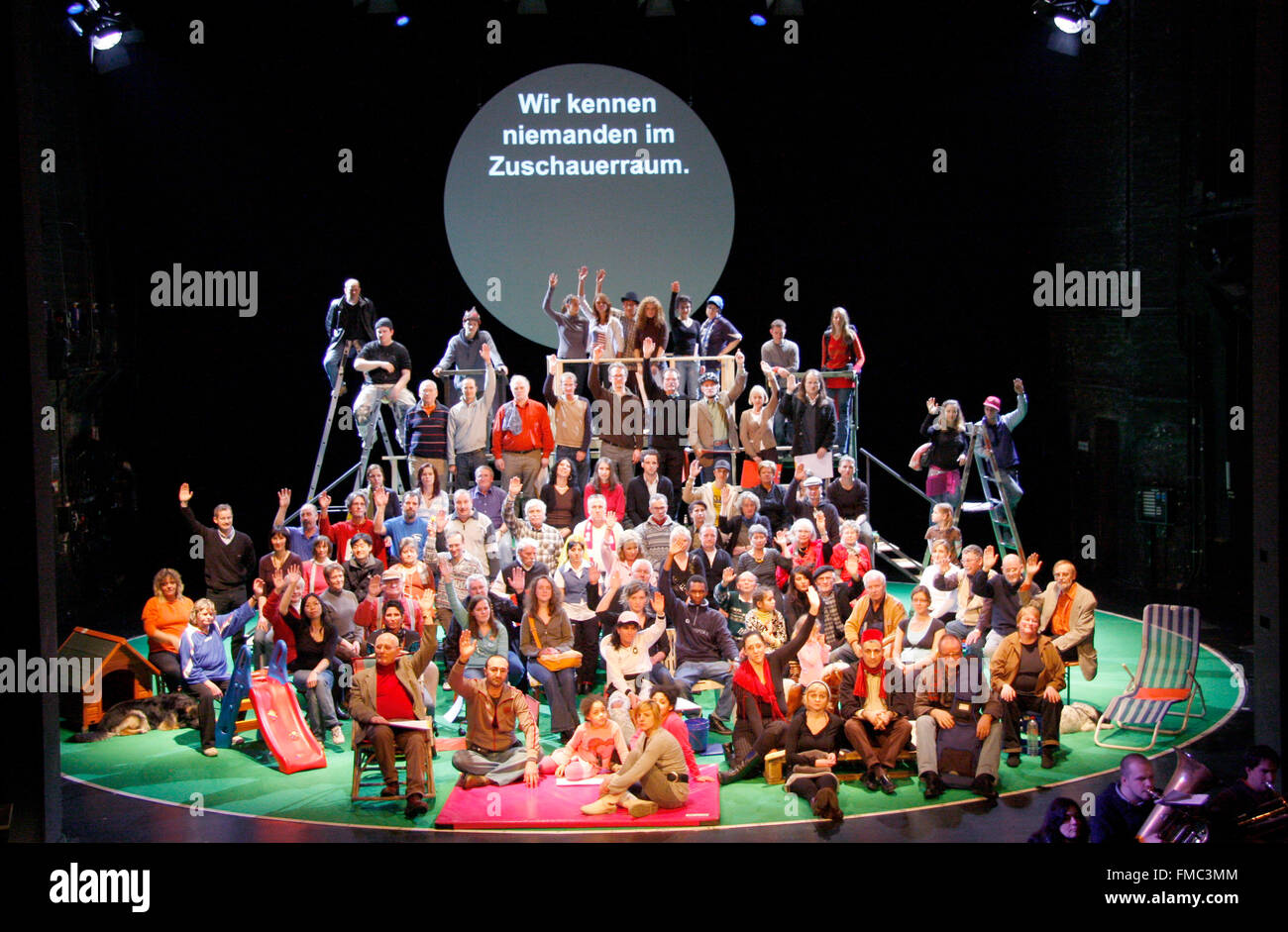 Szenenfoto - Theaterproduktion '100 Prozent Berlino' (Rimini Protokoll), Hebbel am Ufer HAU1, Premiere am 1. Februar 2008, Berlino Foto Stock