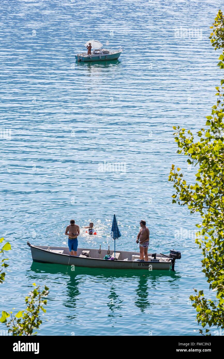 Francia, Savoie, Aix-les-Bains, pesca e bagni nel lago di Bourget Foto Stock