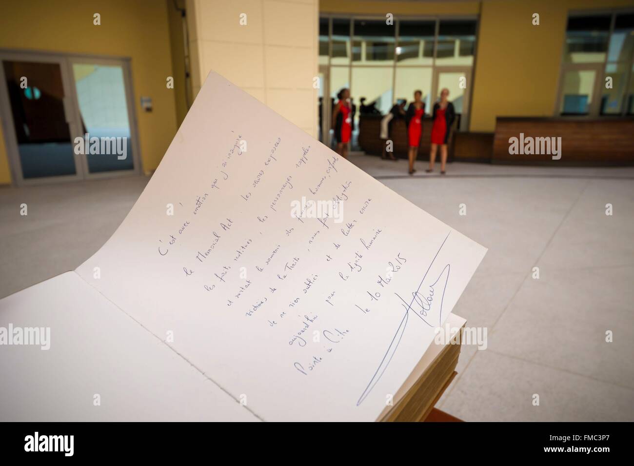 Francia, Guadalupa (Indie occidentali francesi), Grande Terre, Pointe a Pitre, firma il libro degli ospiti di François Hollande, Presidente Foto Stock