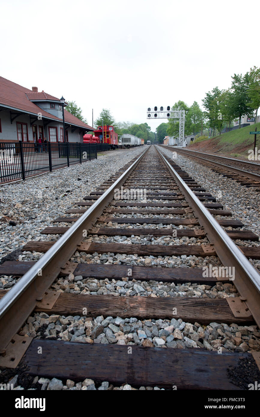 Treno convergente via linee presso la stazione ferroviaria di Cornelia, Georgia Foto Stock