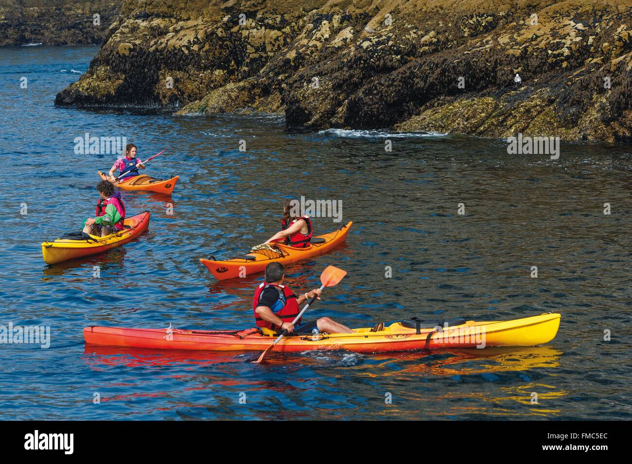 Francia, Finisterre, DOUARNENEZ, kayak da mare a bordo della costa rocciosa Foto Stock