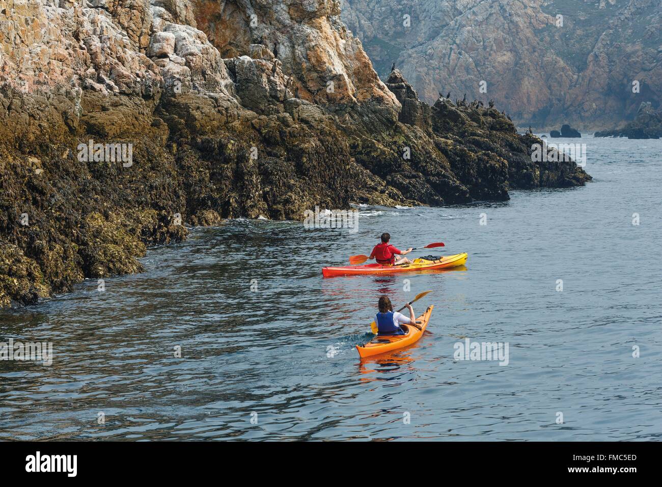 Francia, Finisterre, DOUARNENEZ, kayak da mare a bordo della costa rocciosa Foto Stock