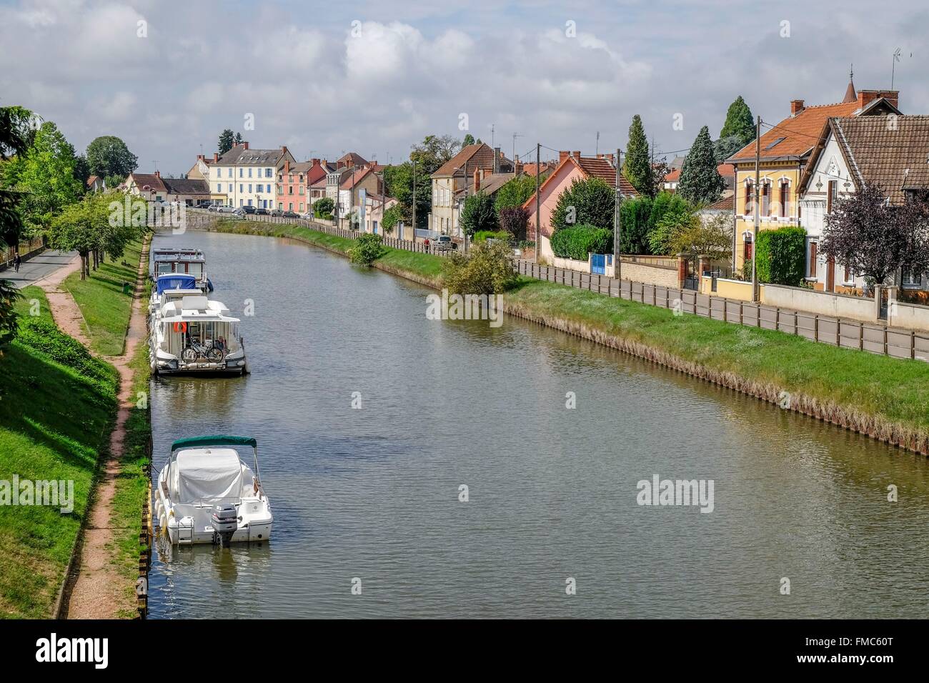 Francia, Saône et Loire, Digoin, il canal de Bourgogne (canale di Borgogna) passa attraverso la città Foto Stock