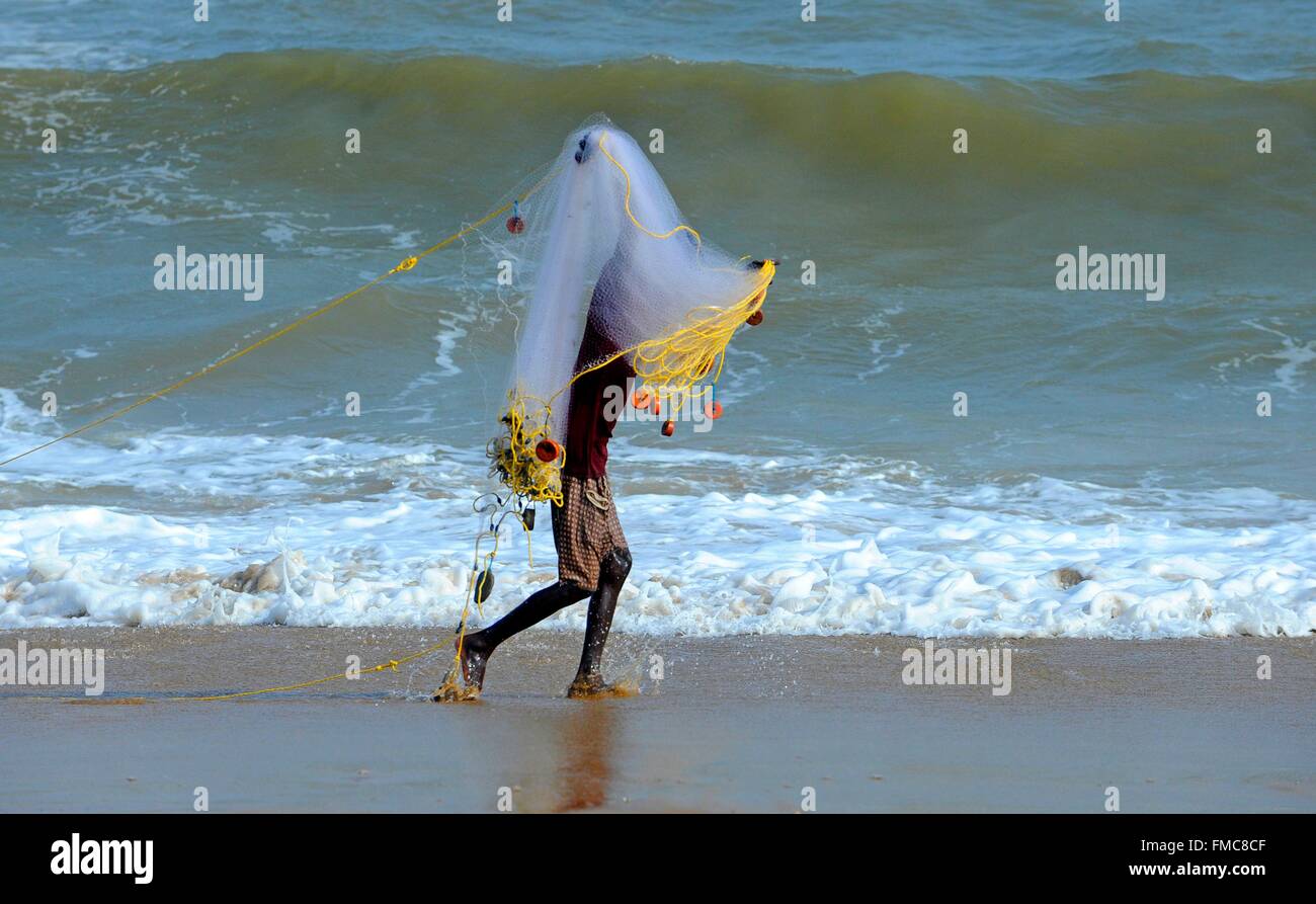 India, Odisha, Chandrabhaga, un pescatore porta la sua rete da pesca Foto Stock